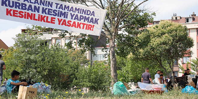 'Bu alanda kesim yasak' afişinin altında kaçak kesim