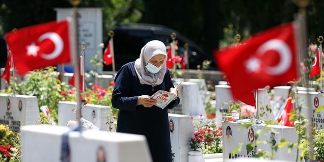 Bayramın birinci günü şehit kabirleri ziyaret edildi