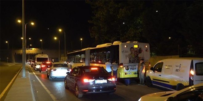İETT otobüsünün yakıtı bitti! Trafik kilitlendi