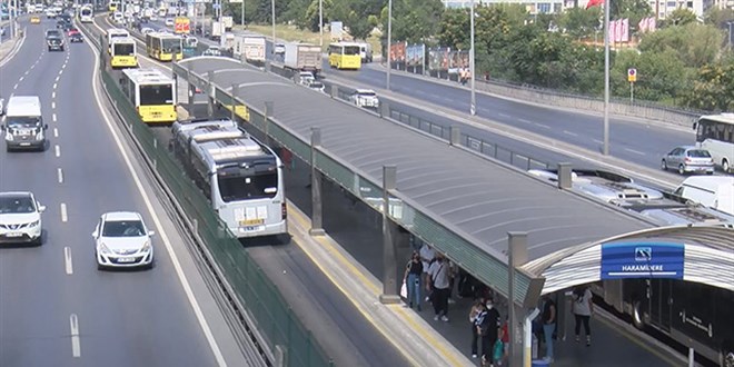 Metrobüs yolunda şaşırtan görüntü: Aşırı sıcaktan asfalt eridi