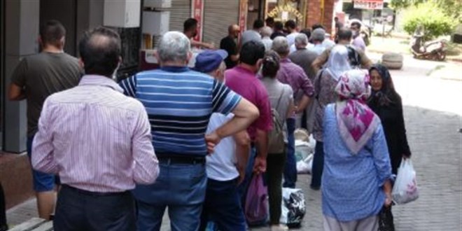 Ücretsiz 'kıyma çekimini' duyan akın etti...Metrelerce kuyruk oluştu