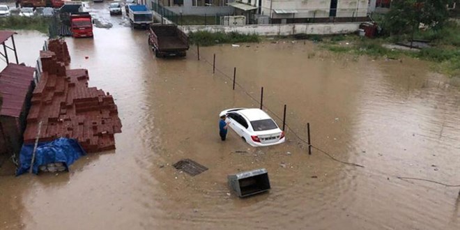 Rize'deki sel ve heyelanda kaybolan 2 kiiyi arama almalar srd