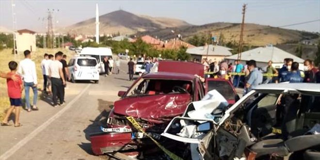 Kahramanmaraş'ta iki otomobil çarpıştı: 1 ölü, 6 yaralı