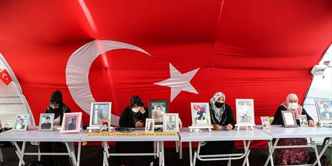 Diyarbakr anneleri Kurban Bayram'nda da evlatlarnn yolunu gzlyor