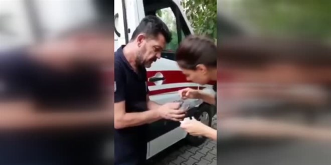 Bakan Koca, 112 ekibinin yaralanan kuşa pansuman yaptığı görüntüleri paylaştı