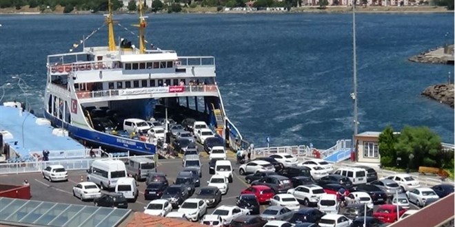 Dönüş çilesi erken başladı: 2 kilometre araç kuyruğu