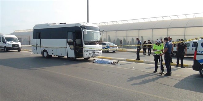 Servis minibüsü motosiklete çarptı: Anne ve oğlunu ölüm ayırdı