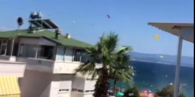 Turistik beldede oluşan hortum sahili birbirine kattı, 3 kişi yaralandı