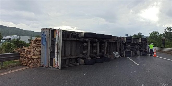 TEM'de devrilen tır kaldırıldı, yol trafiğe açıldı