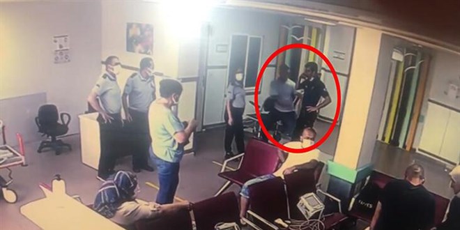 Yardım istemek için yaklaştı! Bir anda polisin silahını aldı