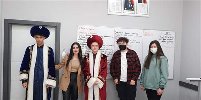 Genç öğretmen tarihi yaşatarak öğretiyor