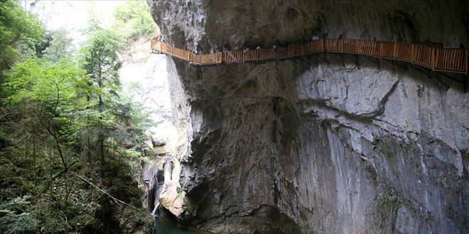 Valla Kanyonu'na giren 12 kilometre yürümeden çıkamıyor