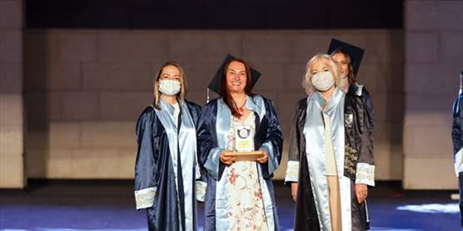 İzmir'de anne ile kızı aynı üniversiteden mezun oldu