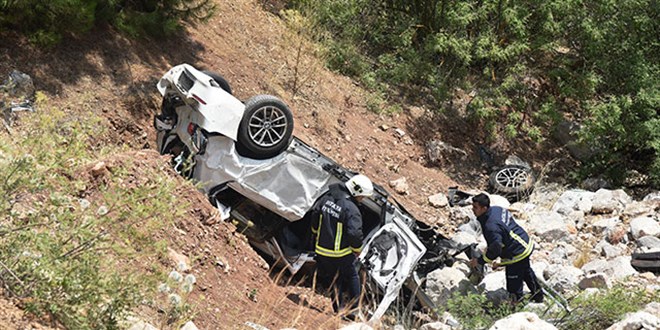 15 metre yükseklikten uçan otomobildeki doktor çift yaralandı
