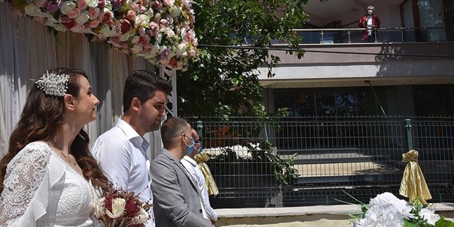 Belediye başkanı evinin balkonundan nikah kıydı