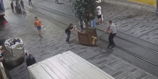 İBB, Beyoğlu Belediyesi'nin yerleştirdiği ağaçları kaldırdı