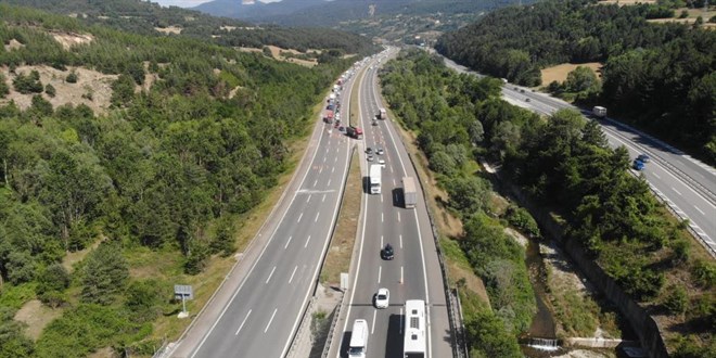 TEM'in İstanbul yönü yol çalışması için trafiğe kapatıldı