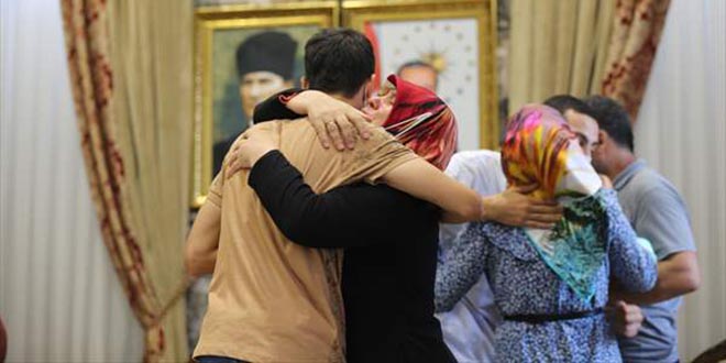 Diyarbakır'da oturma eylemi yapan 3 aile daha evlatlarına kavuştu