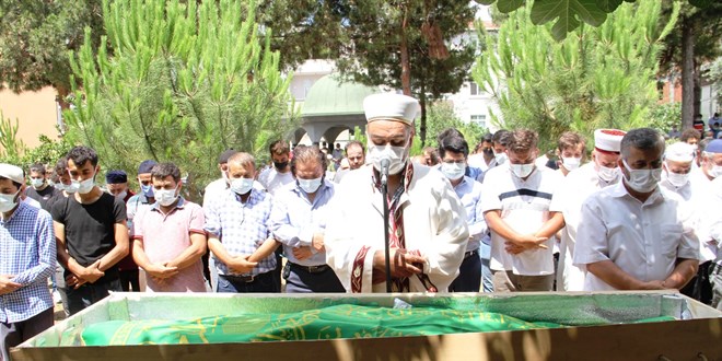 Genç öğretmenin cenaze namazını, imam babası kıldırdı