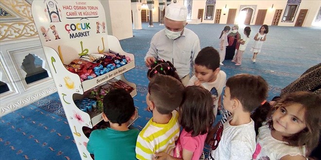 İmam, kurduğu 'Çocuk Market'le çocuklara camiyi sevdiriyor