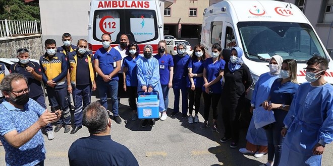 Erzurum'da sağlık ekiplerinin evlerde 'çat kapı' aşı mesaisi