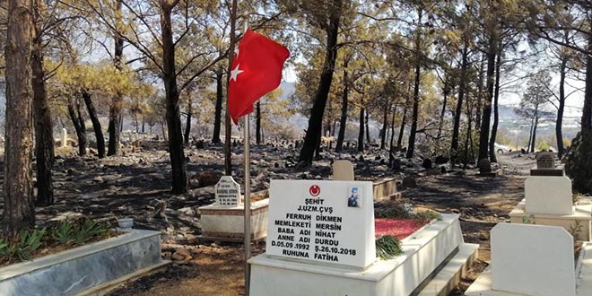 Mezarlık yandı, şehidin mezarı ve bayrak sapasağlam ayakta kaldı