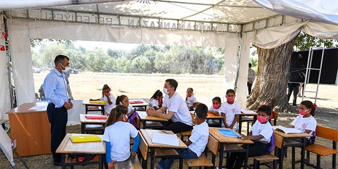 İstifa etti denilen Bakan Selçuk mobil okul etkinliğine katıldı