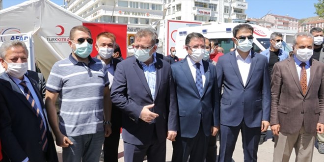 Yozgat'ta protokol üyeleri 3. doz aşılarını kent meydanında yaptırdı