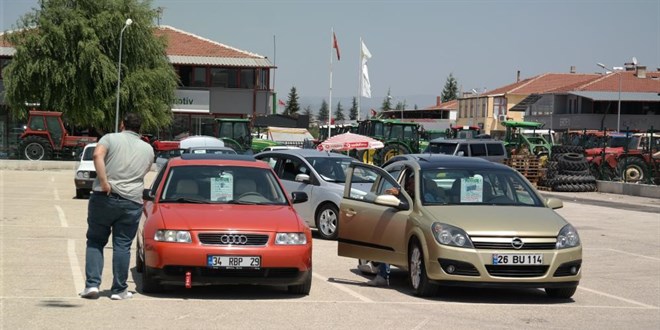 Oto pazarında araba çok alıcı yok