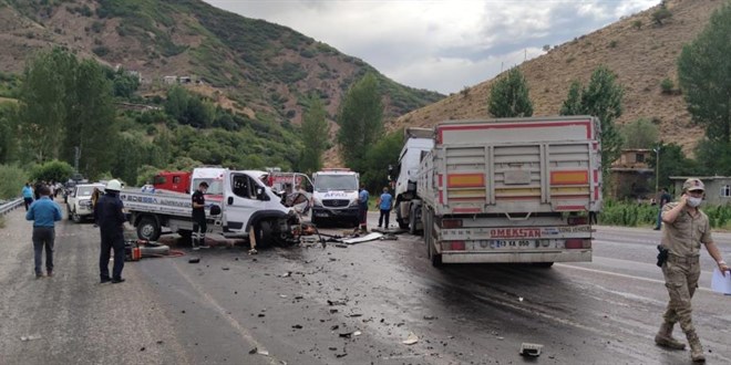 Bitlis'te feci trafik kazası: 2 ölü, 3 yaralı