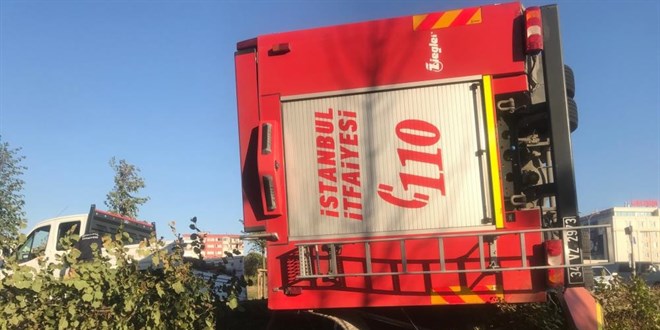 Devrilen itfaiye aracındaki 2 personel yaralandı