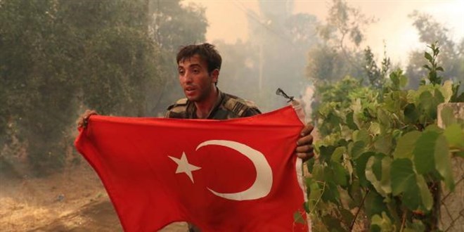 Azerbaycanlı itfaiyecilerin Türk bayrağı hassasiyeti