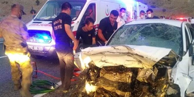 Adıyaman'da iki otomobil çarpıştı: 3 ölü, 4 yaralı