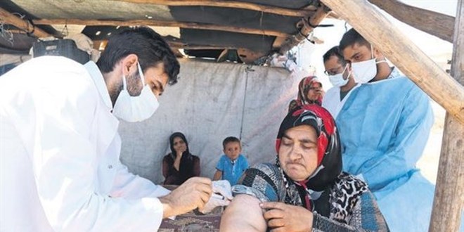 Mevsimlik işçiler tarlalarda aşılanıyor