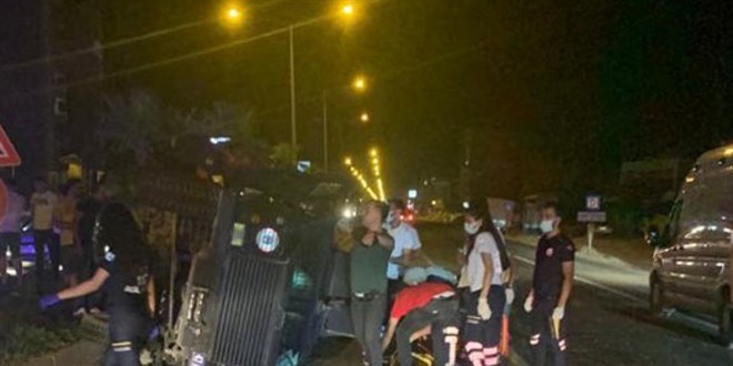 Zırhlı polis aracı köpeğe çarpmamak için kaza yaptı: 3 yaralı