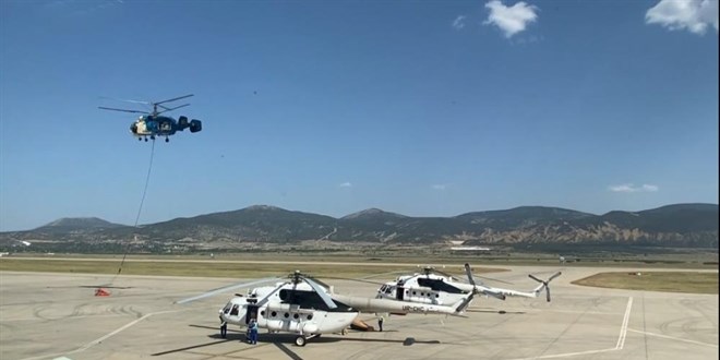 Yangına gece görüşlü helikopterle müdahale ediliyor