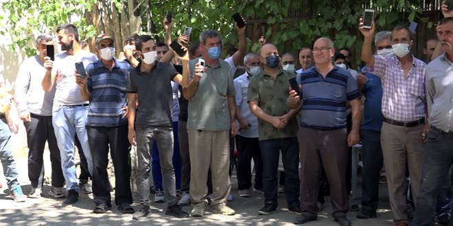 Cep telefonu çekmiyor; konuşmak için mezarlığa çıkıyorlar