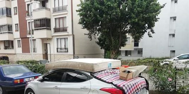 Kocaeli'de vatandaşlar araçlarını sağanak ve doluya karşı battaniyelerle korumaya çalıştı