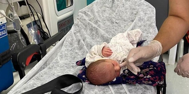 3 günlük bebeği poşete koyup, yol kenarına attılar