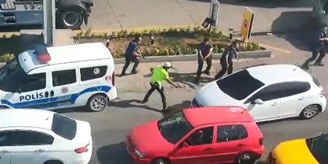 Polis araçlarına çarptılar... Kaçarken yakalandılar
