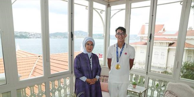 Emine Erdoğan Mete Gazoz'u kabul etti