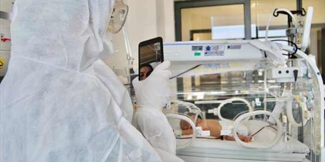 Korona tedavisi gören anne, bebeğini cep telefonundan izledi