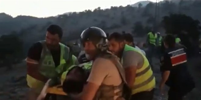 Üzerine yanan ağaç düşen orman görevlisi, hastaneye kaldırıldı