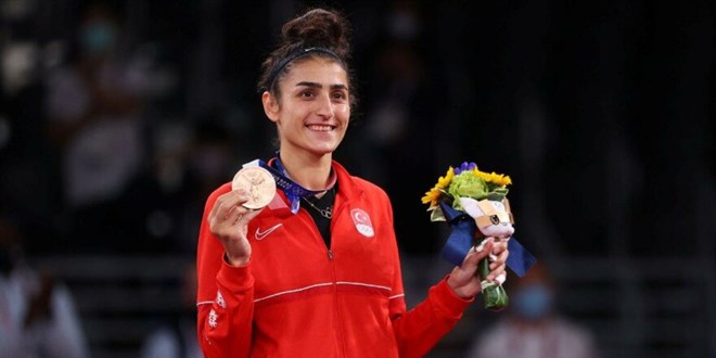 Olimpiyat madalyasını babasının mezar taşına astı