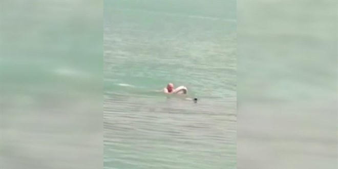 Baraj gölüne düşen köpeği kurtarmaya çalışan kişi boğulma tehlikesi atlattı