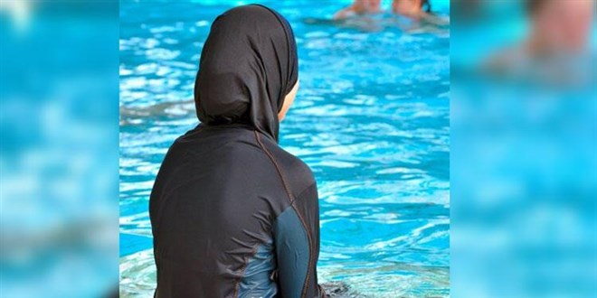 Haşema ile havuza girmek isteyen kadın site yönetimince engellendi