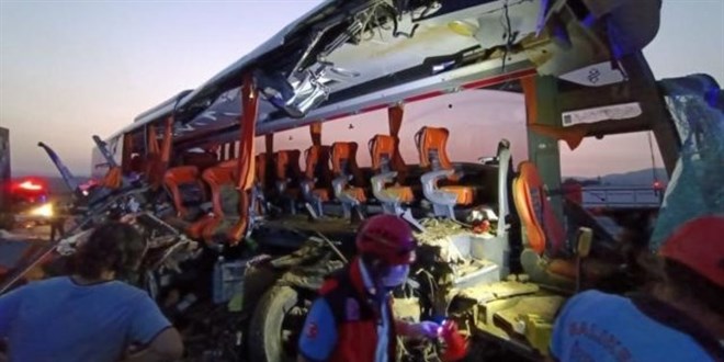 Manisa'da 6 kişinin öldüğü kazada tırın sürücüsü tutuklandı