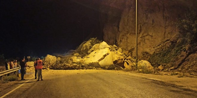 Dev kayalar yola düştü, ilçe yolu ulaşıma kapandı