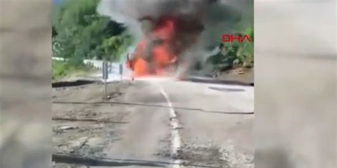 Sel felaketinin yaşandığı Bozkurt'a yardım taşıyan tırda yangın çıktı