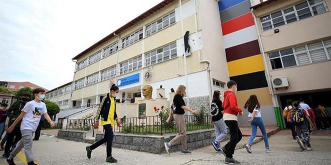 Okul binalarına girişte maske kutuları hazır olacak